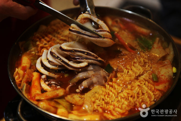 통오징어 한 마리가 풍덩, 시원한 육수가 일품인 통오징어 즉석 떡볶이