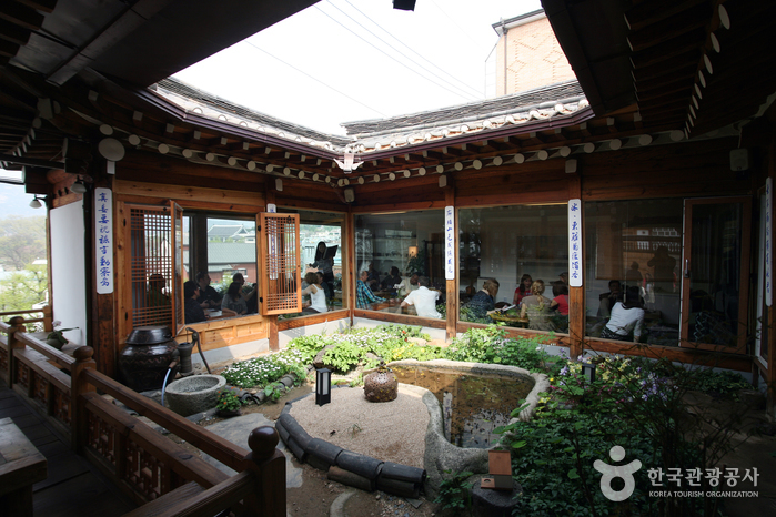 Bukchon Hanok Village (북촌한옥마을)