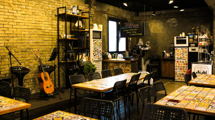 A space for gathering on the first floor of Gangneung Guesthouse Jungang