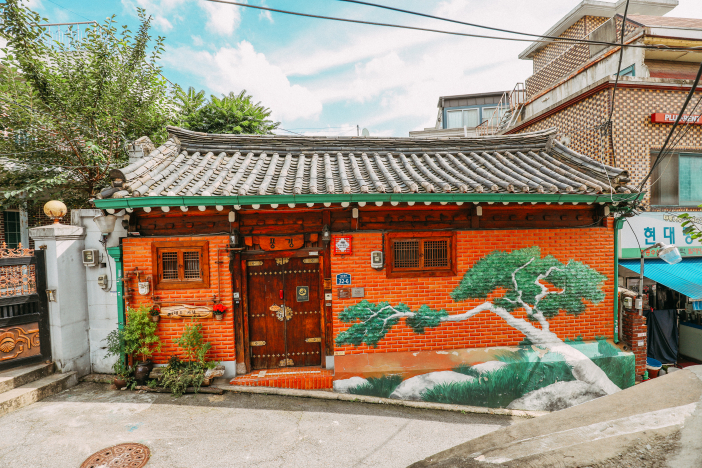 The exterior of Punggyeong, pine trees are painted all over the wall.