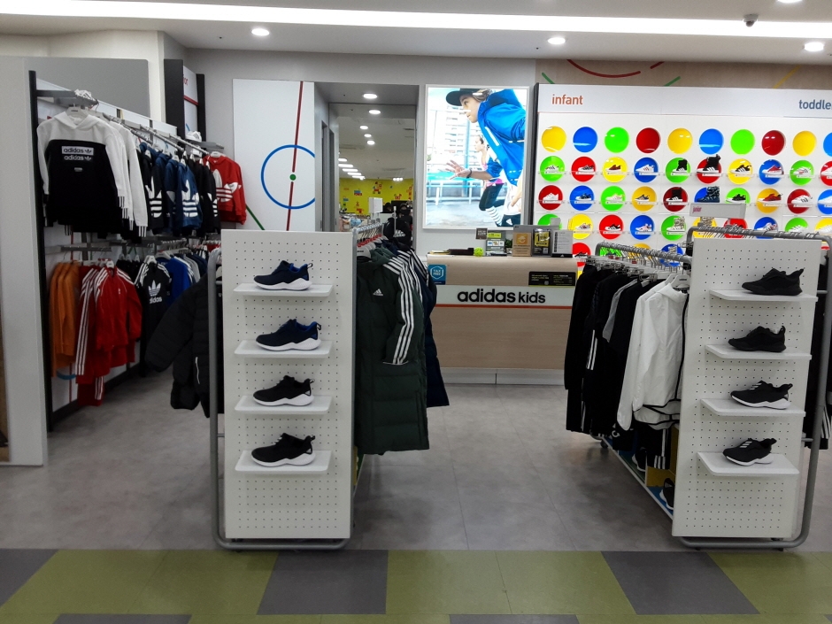 Adidas - First Village Outlets Branch [Tax Refund Shop] (아디다스 퍼스트빌리지아울렛)