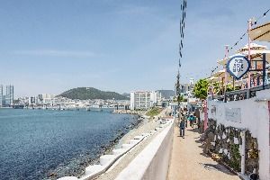 Huinnyeoul Culture Village (흰여울문화마을)