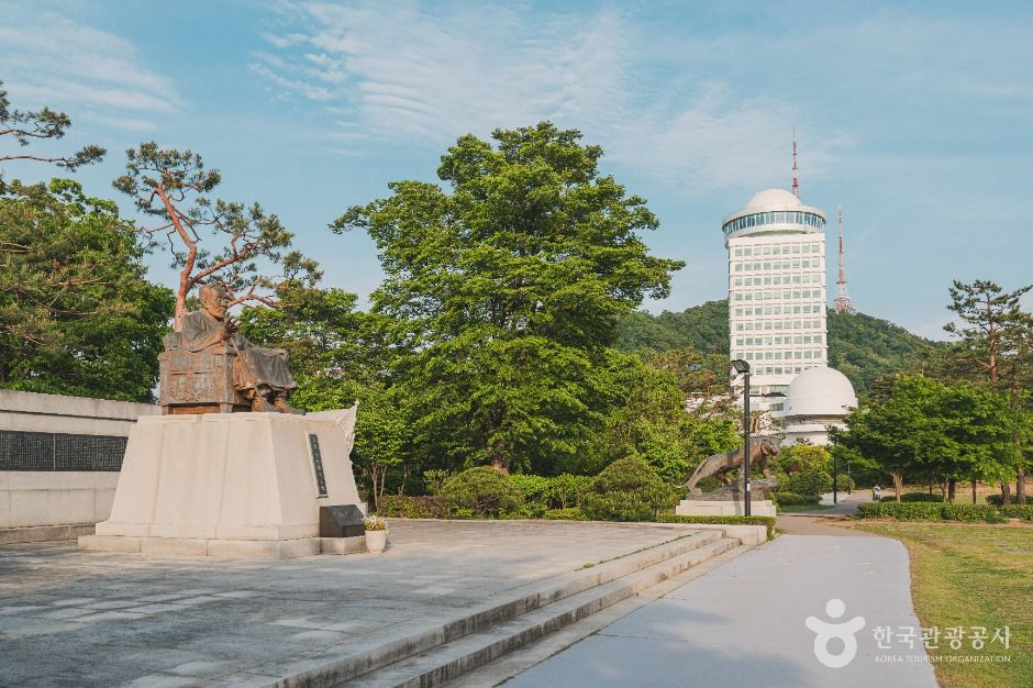성재 이시영선생 동상