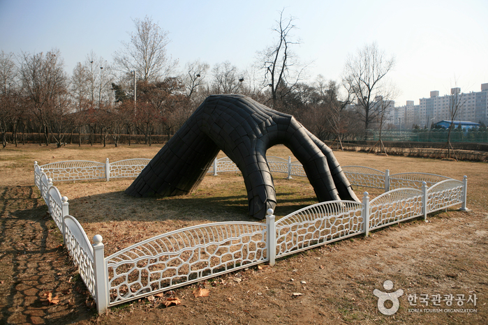 Yongsan Park (용산공원)