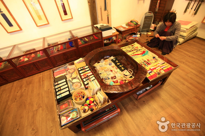 Мастерская-музей корейского традиционного искусства плетения Тонним (동림매듭박물관)