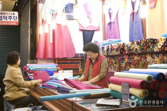 Gwangjang Market (Hanbok Shops) (광장시장 한복매장)