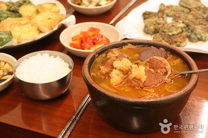韩国美食《ddaro家牛肉汤饭》