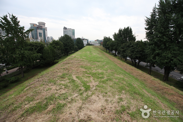 thumbnail-Pungnap-dong Toseong Fortress (서울 풍납동 토성)-8