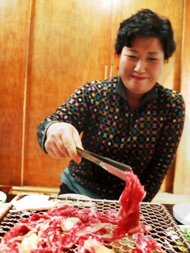 신선한 고기의 핵심은 하얀 떡심, 떡심이 떨어지지 않도록 조심스럽게 버무려야한다