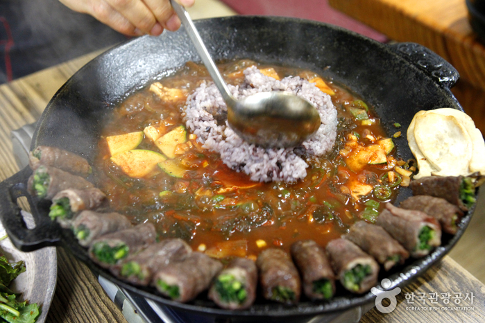 시래기 된장찌개에 밥을 넣어 끓인다