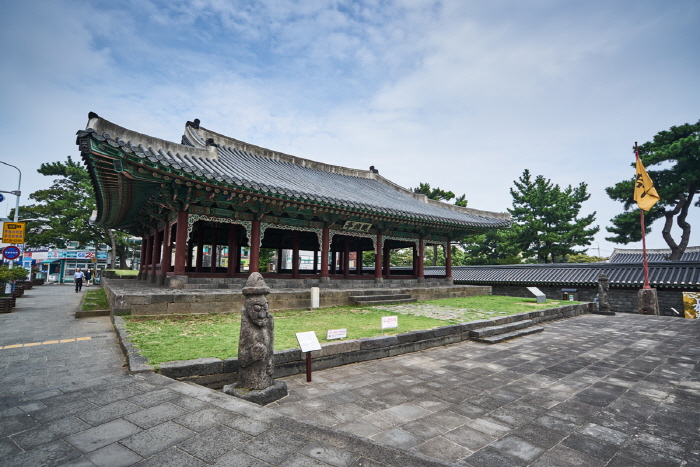 Pavillon Gwandeokjeong à Jeju (제주 관덕정)
