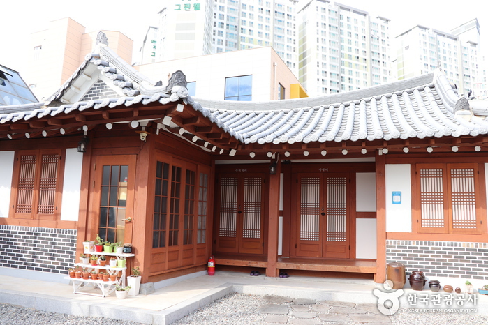 Sansu-dong Hanok Experience Hall (Yeoro) [Korea Quality] / 산수동 한옥체험시설(여로) [한국관광 품질인증/Korea Quality]