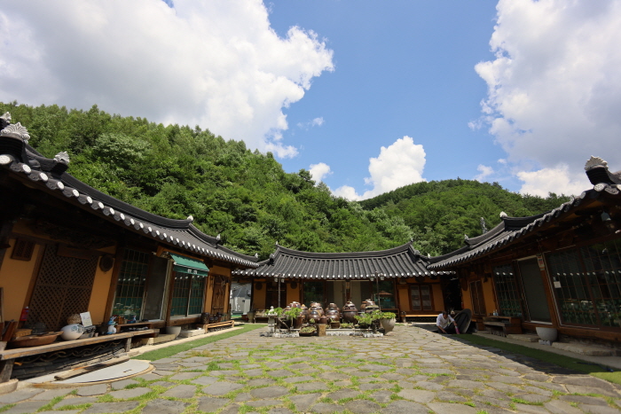 Surrounded by ridges like folding screens