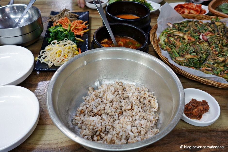 흥부네칼국수보리밥