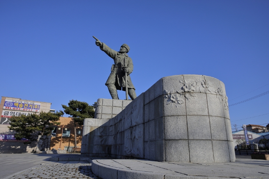 Statue of General Kim Jwajin (김좌진장군동상)