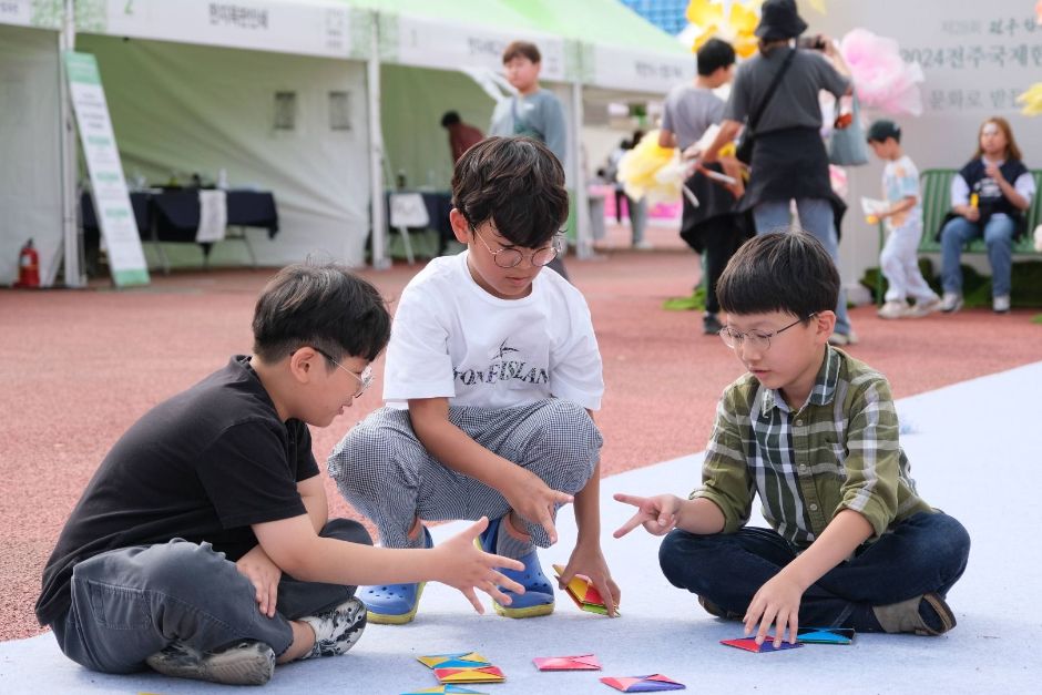 Festival Internacional de la Industria del Hanji de Jeonju (전주국제한지산업대전)