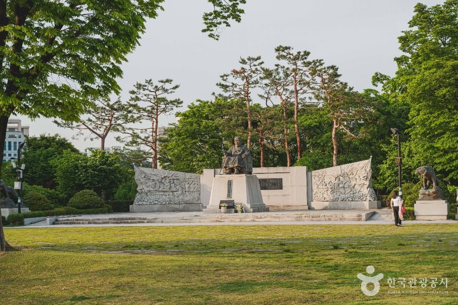 성재 이시영선생 동상