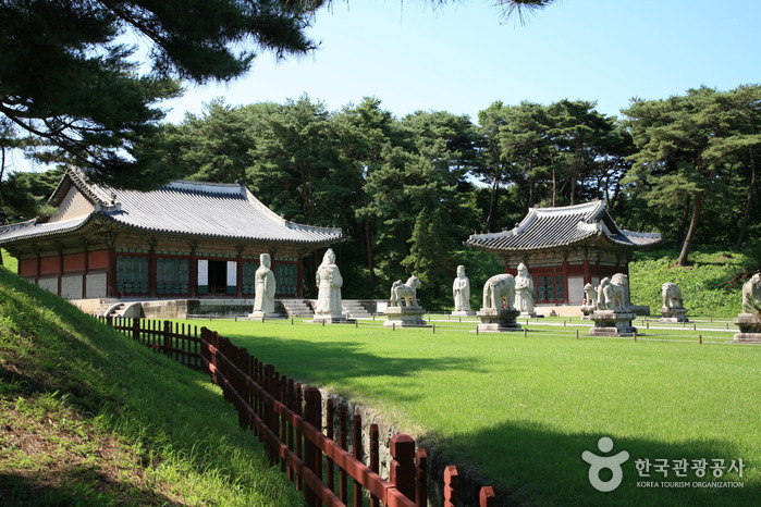 thumbnail-Hongneung and Yureung Royal Tombs [UNESCO World Heritage] (남양주 홍릉(고종과 명성황후)과 유릉(순종과 순명,순정 황후) [유네스코 세계문화유산])-4