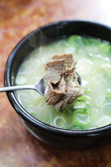 이문설농탕의 설렁탕은 깔끔한 국물 맛이 특징이다