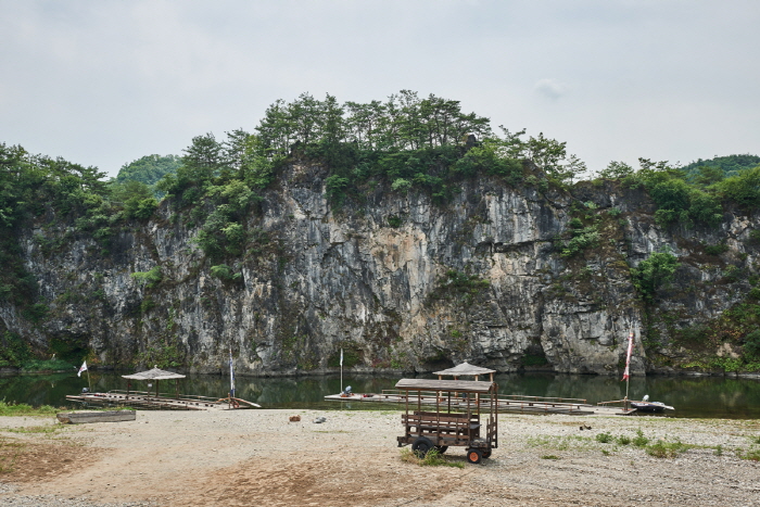 Hanbando Raft Village (한반도 뗏목마을)