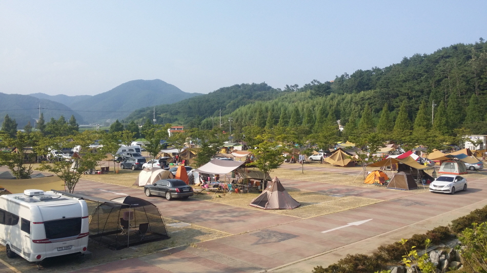 140개 사이트를 보유한 당항포오토캠핑장 전경