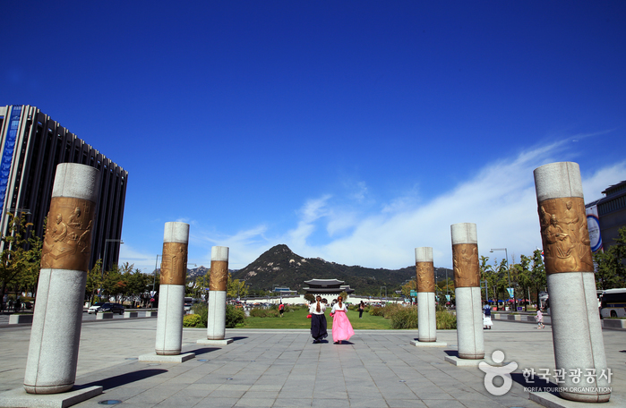 Gwanghwamun Square (광화문광장)
