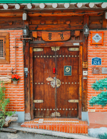 The gate of Punggyeong is dignified and impressive.