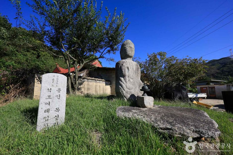 원삼면 목신리 석조여래입상