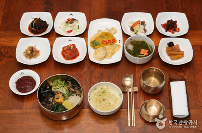 Jeonju Traditional Cultural Center Hanbyeoknu (전주전통문화관 한벽루)