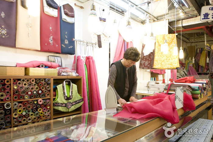 Gwangjang Market (Hanbok Shops) (광장시장 한복매장)