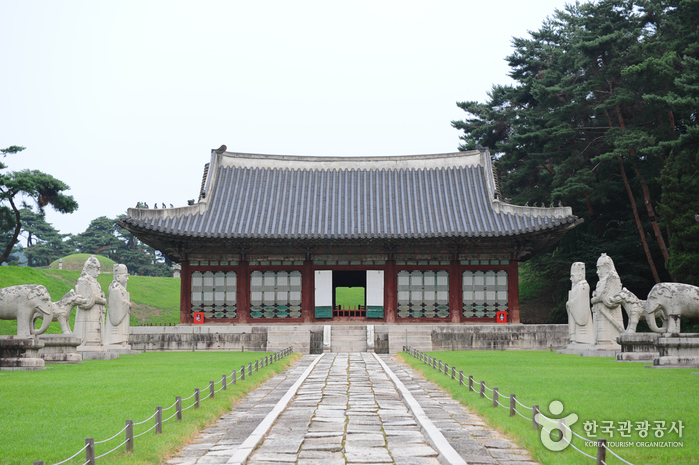thumbnail-Hongneung and Yureung Royal Tombs [UNESCO World Heritage] (남양주 홍릉(고종과 명성황후)과 유릉(순종과 순명,순정 황후) [유네스코 세계문화유산])-19