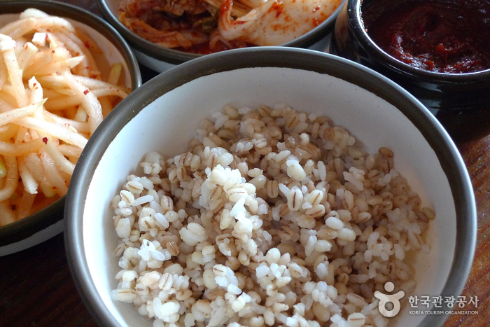 초향기식당의 보리밥