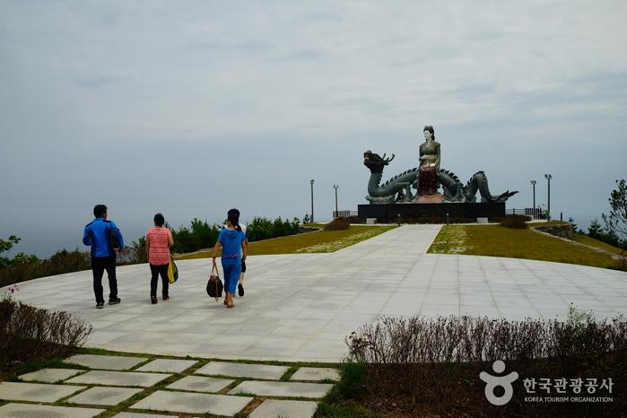 Lady Suro Heonhwa Park (Namhwasan Sunrise Park) (수로부인 헌화공원(남화산 해맞이공원))