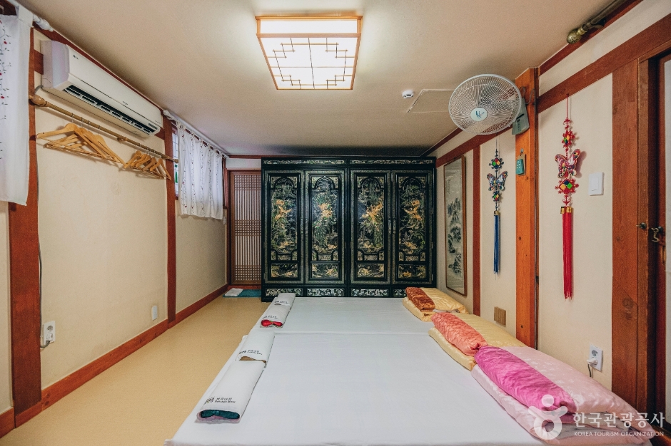 Bukchonmaru hanok guesthouse [Korea Quality] / 북촌마루 한옥 게스트하우스 [한국관광 품질인증]