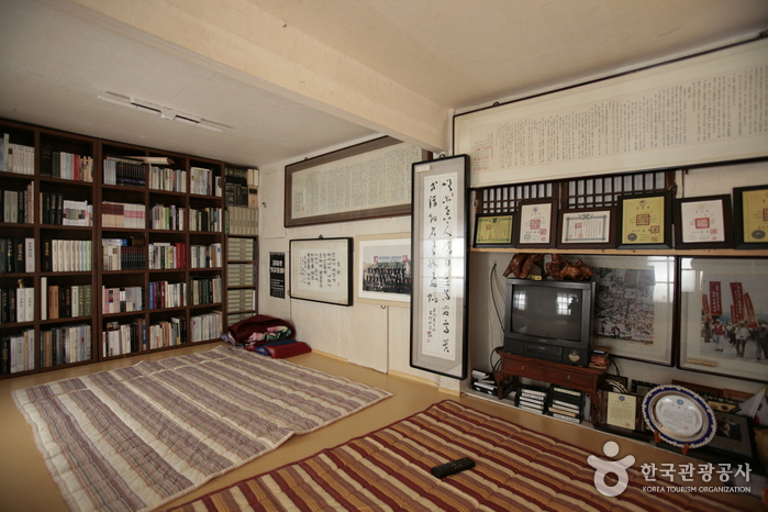 Hyangsan House (향산고택)