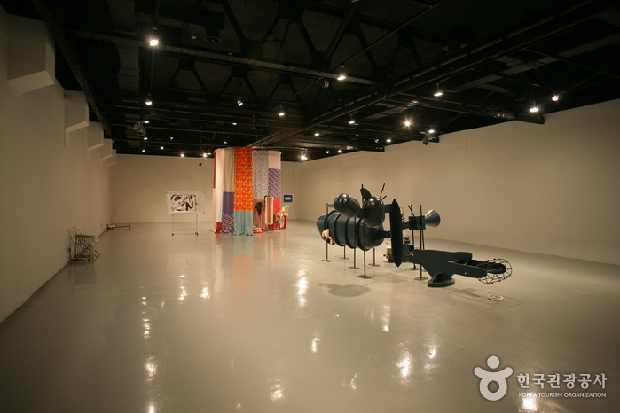 Arko Art Gallery (former Marronnier Art Gallery) (아르코미술관)