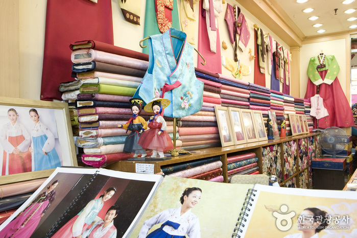 thumbnail-Gwangjang Market Hanbok Shops (광장시장 한복매장)-8