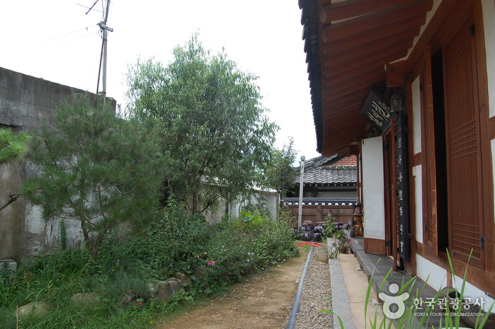 Jeonju Korean Traditional Wine Museum (전주 전통술박물관)