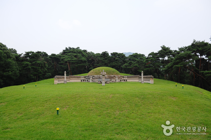 thumbnail-Hongneung and Yureung Royal Tombs [UNESCO World Heritage] (남양주 홍릉(고종과 명성황후)과 유릉(순종과 순명,순정 황후) [유네스코 세계문화유산])-20