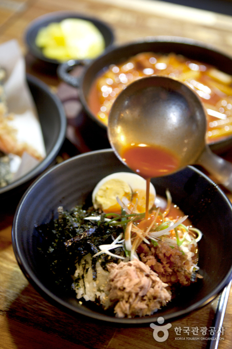 국물비빔밥은 떡볶이 국물로 비벼야 제맛이다.