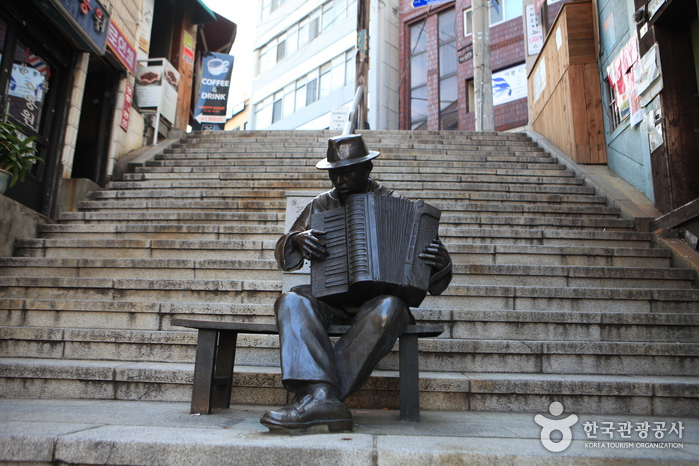 La rue culturelle et touristique des 40 marches (40계단 문화관광테마거리)