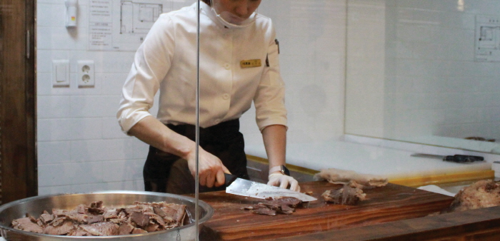 하동관 곰탕의 소고기는 창업 이후 줄곧 한 집에서 들여온 한우(암소)만 사용한다