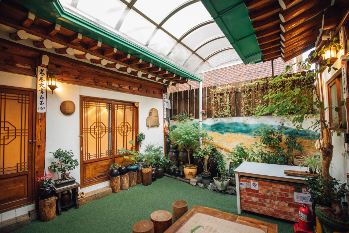 Inside Punggyeong, a large table is placed in the garden.