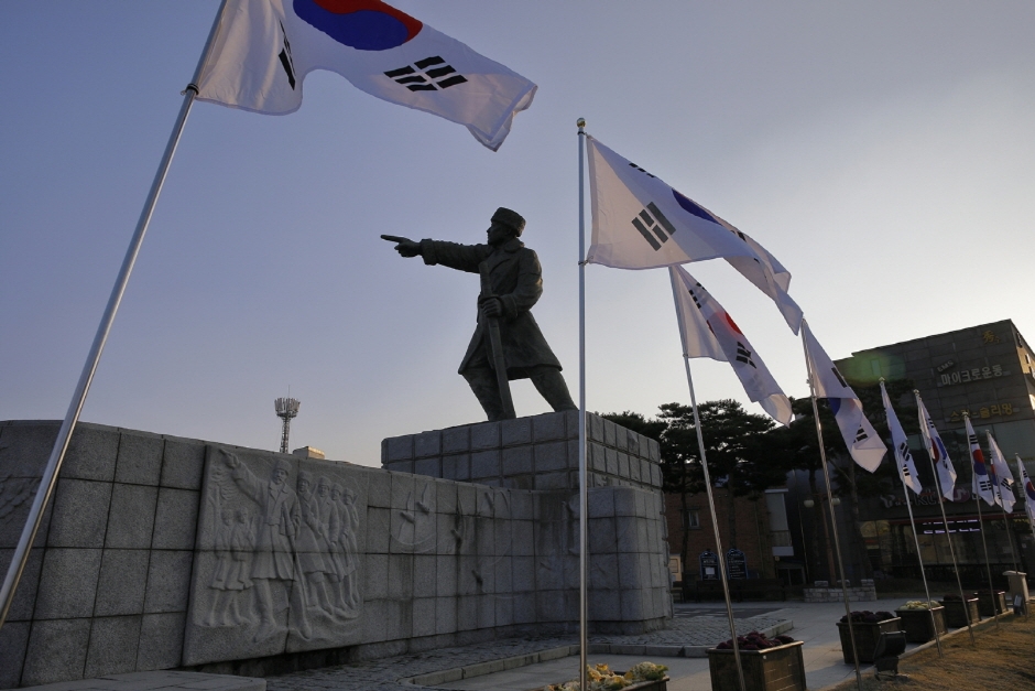 Statue of General Kim Jwajin (김좌진장군동상)