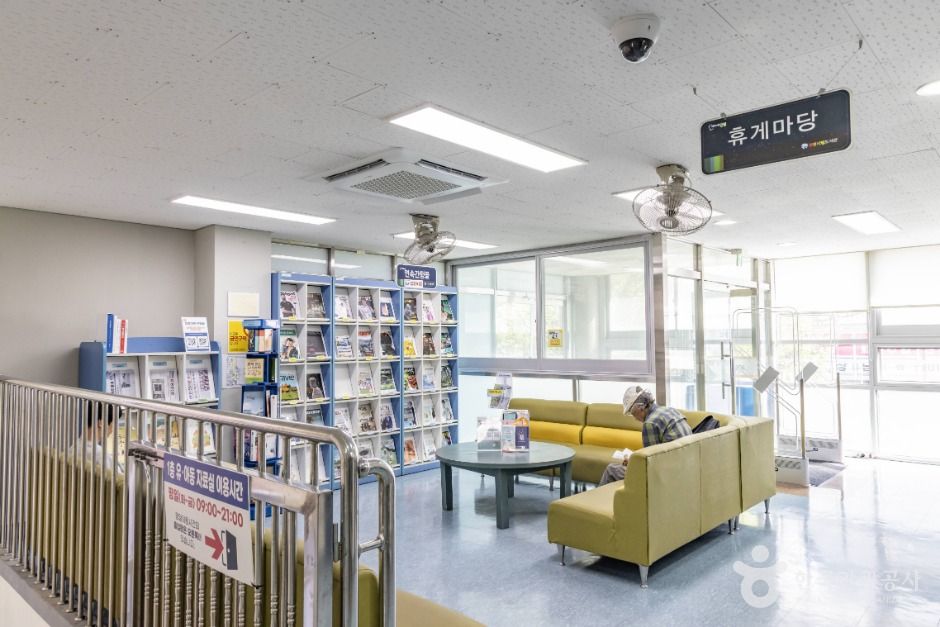 thumbnail-통영시립도서관-8