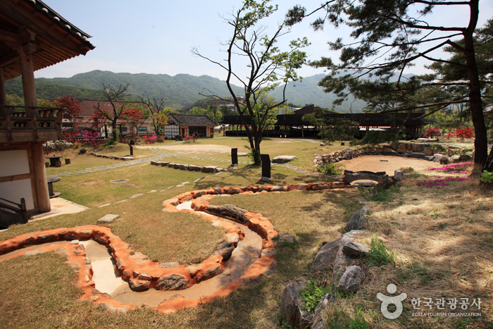 경주의 포석정을 닮은 ‘유상곡수’는 귀족 주류문화를 대변하는 시설물이다.