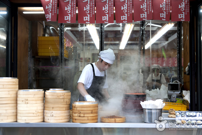 온종일 만두를 쪄내는 북촌손만두 입구