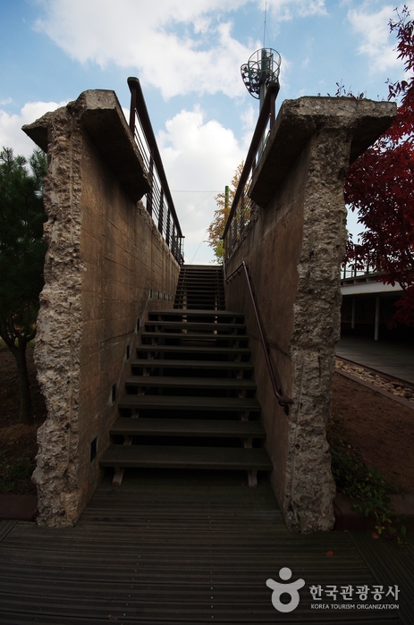 몬드리안정원의 벽과 계단