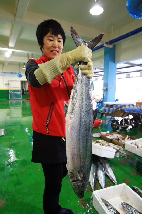 삼치를 들어보이고 있다