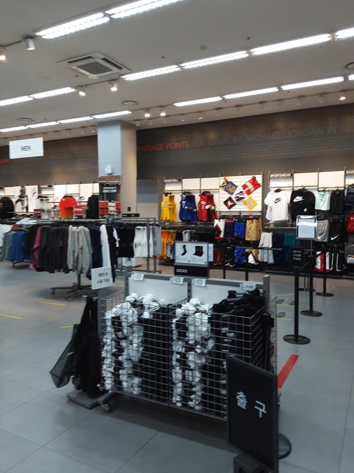 Nike - Lotte Paju Branch [Tax Refund Shop] (나이키 롯데파주)